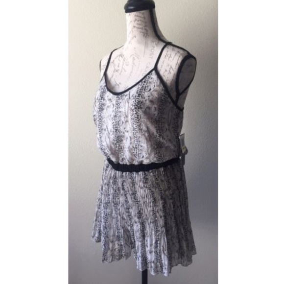 Urban Hearts Snake Printed Romper Medium NWT - Picture 1 of 7